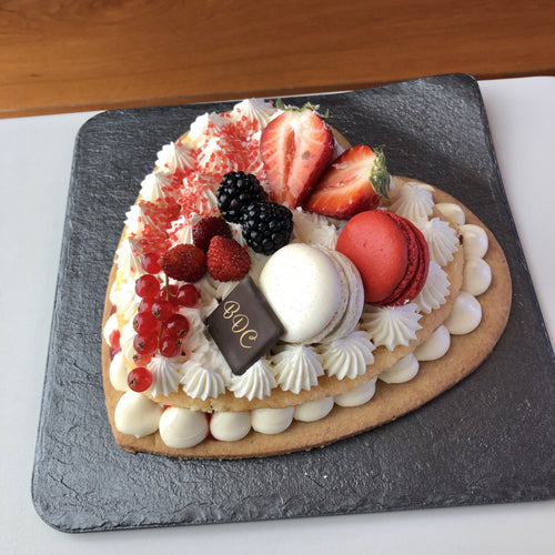 Torta per la mamma, due cuori sovrapposti, frutti rossi freschi, crema chantilly e panna 